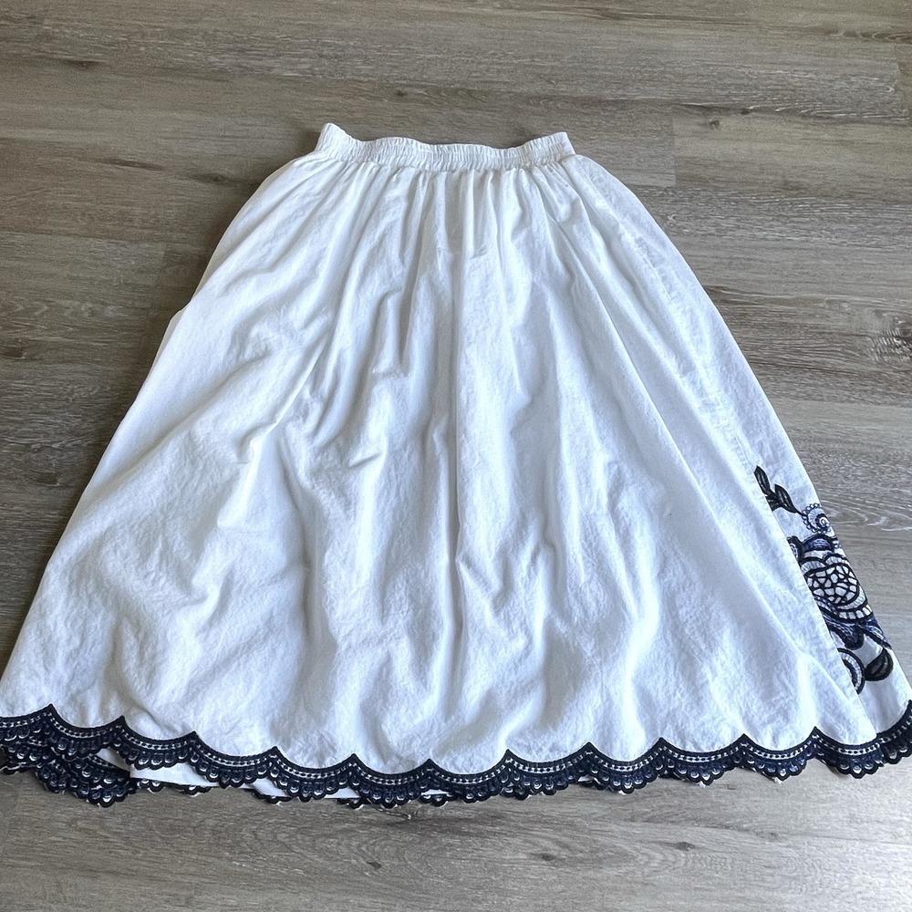 Forgotten Grace White Skirt M Navy Embroidered Scalloped Full Boho Midi - Picture 5 of 5
